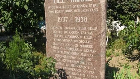 18 oskyldiga svenskbybor  bortfördes och försvann åren 1937-1938, bland dem en kvinna. Till minne av dessa  restes sedan den här stenen i Gammalsvenskby.