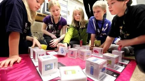 Här gäller det att klura ut vilken ritning som hör till vilken teknisk pryl. Den här gruppen klarade uppgiften inom stipulerad tid. Fr v Ebba Malmström, Malin Stenlund, Erika Wikström, Melker Malmström och Hugo Berglund.