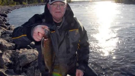 Max Carlman fick lön för mödan i lördags när han trotsade isiga vindar och deltog i Arjeplogsströmmarnas fiskepremiär.
