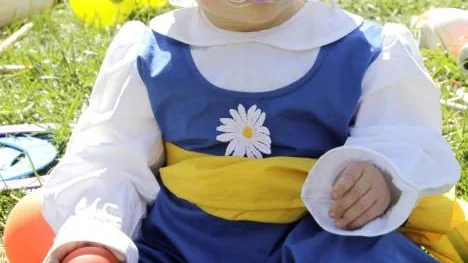 Ellie Öhlund, 10 månader, från Böle var definitivt den yngsta tjejen som bar en Sverigedrälk.