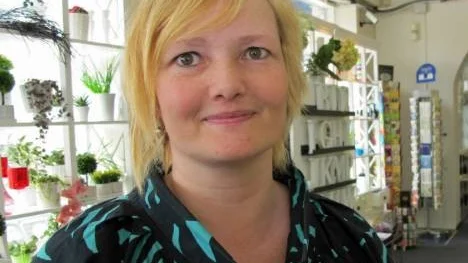 Eva-Lotta Kindblom Gustavsson, ensamägare till butiken "2 rum & kök" i Älvsbyn, har i dagarna öppnat filial i Småstaden i Piteå. " Nu tar vi chansen att köra igång en filial i Småstaden innan någon annan etablerar sig i Piteå."