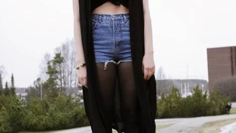 Anna Engström har alltid haft ett klädintresse, men de senaste åren har det utvecklats och gått från sneakers och Adidas-koftor till lite mer utstickande klädkombinationer med långkjolar, färgstarka läppstift och stora halsband.