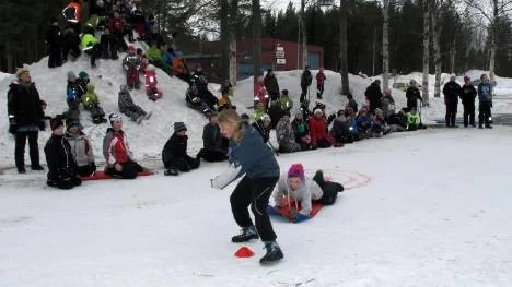 Bäckskolans femmor visade sig vara riktiga fenor på att dra varandra på madrass. Ivrigt påhejade av skolans övriga elever vann de också tisdagens spännande kamp mot lärarlaget.