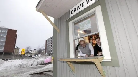 Landets första drive in-butik för mobiltelefoner. Ja, så beskriver Telemäklarnas Svante Blomquist (till vänster) och Christer Öhman, företagets senaste satsning.