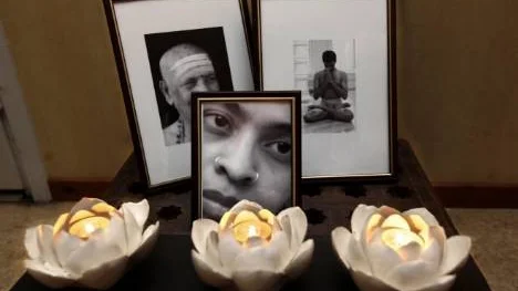 Ashtangayoga introducerades i väst på 70-talet av Sri Krishna Pattabhi Jois (bilden till höger). Hans son Sharath Jois har tagit över efter sin pappa. Längst fram Lawino Maria Johnson som startade Underground Yoga.