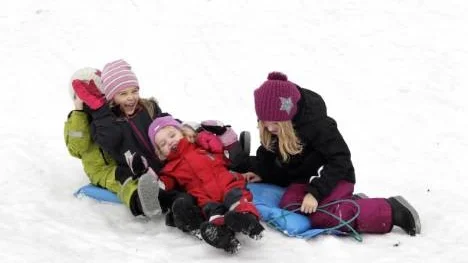 Emma Stenberg, 5 år (grön jacka), Mikaela Westermark, 7 år, Amanda Marklund-Bergström, 3 år, och Moa Stenberg, 9, år har sportlovskul på Strömlida.