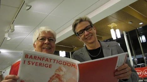 Marianne Tollander Rädda Barnen (till höger) konstaterar att ordet barnfattigdom provocerar. Eina Granberg Majblomman anser å sin sida att klyftorna i samhället ökar och med det även barnens utanförskap.