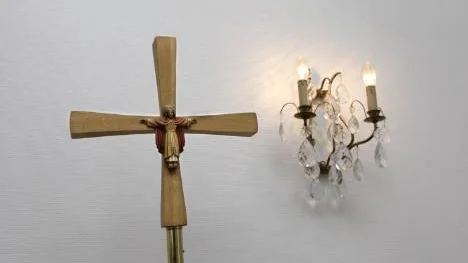 Kyrkan ska avsakraliseras, förvärldsligas, och kyrkorummet avlysas.