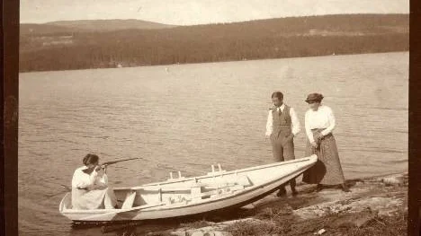 Jag har skjutit en dront. Harriet Löwenhjelm siktar med salongsgeväret på en utflykt i Norge 1916. Under en period vistades hon på Mesnaliens Kursted.