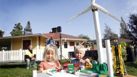 Svea och Svante Berglund, fem respektive tre år gamla tyckte att det var kul att bygga vindkraftslego! De tillhörde de yngre besökarna på Energinytt-dagen i Badhusparken i dag.