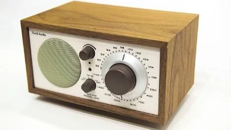 Den enkla bordsradion i valnötsfanér kommer från Tivoli Audio. Radion ritades år 2000 av Henry Kloss. Det lär dock ha tagit honom hela 40 år att utveckla sin idé. Radion kostar cirka 1890 kronor i butik. www.tivoliaudio.se