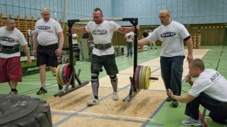Vinnarinstinkt var avgörande för "Sveriges starkaste man -105 kilo". Här går Johan Boman från Göteborg i mål i gren Ok.
