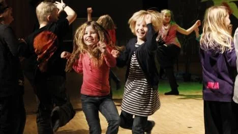 Maja Öhman och Kajsa Sjölund dansar.