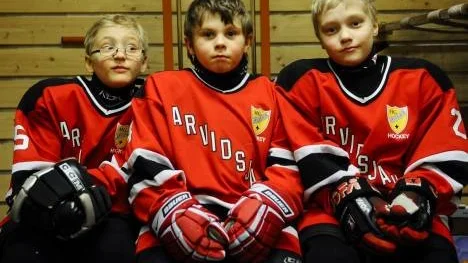 Hjalmar Lindgren, tio år, William Degerman, åtta år, William Lindgren, tio år hänger i omklädningsrummet. "Vi byter om och spelar kort medan vi väntar", säger William Degerman.