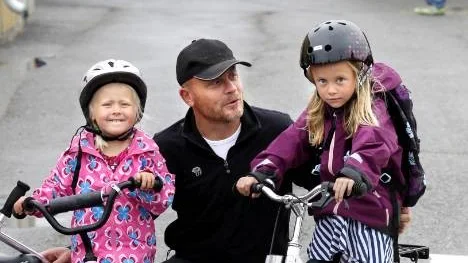 På vägen utanför skolan och förskolan på Strömnäs dundrar bilar och bussar förbi. För pappa Sverre Sintorn är det givet att följa barnen Hilda, 4, och Tyra, 6, till förskolan.
