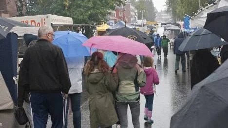 Några trotsade regnvädret, men det var ingen större trängsel på marknadsområdet i Arvidsjaur under den första av de tre marknadsdagarna.