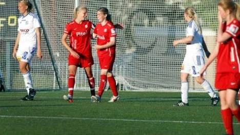 Lotta Ökvist gratulerar Lisa Renlund efter ett må för Piteå IF. I bådas landskampsdebut mot Norge i veckan fick Lotta gratta Lisa igen för ett mål. (Arkivbild)
