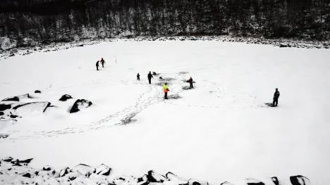 Det finns is i Arjeplogsfjällen. På den lilla tjärn som bildats när Silvervägen byggdes på södra sidan av Vuoggatjålmesjön fiskade Nicklas Larsson och hans vänner från Älvsbyn i lördags.