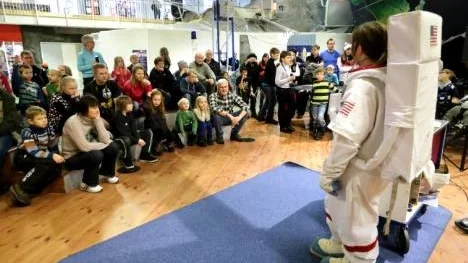 Många vill lyssna på astronauten Sara Suikki som berättar för barnen om rymden.