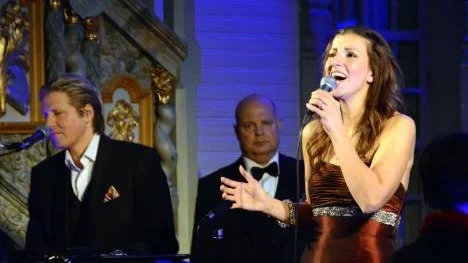 Marcos Ubeda, Magnus Johansson och Sonja Aldén gör Sveriges längsta julturné. På måndagskvällen gladde de en fullsatt kyrka i Arjeplog.