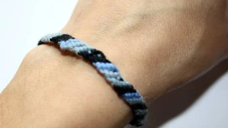 Att knyta vänskapsband är ett roligt pyssel. Det färdiga armbandet kan du sedan använda själv eller ge bort till en god vän.