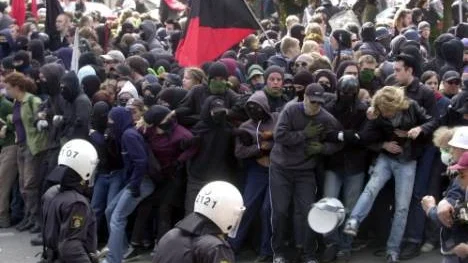 Tiotusentals personer samlades för att demonstrera under EU-toppmötet i Göteborg i juni 2001. Demonstrationerna urartade snabbt när polisen försökte kontrollera dem. Omkring 500 personer greps under och efter kravallerna.