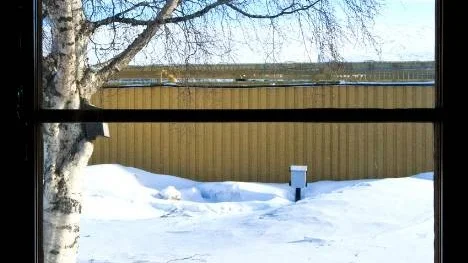Fönstren är helt skott- och släggsäkra.