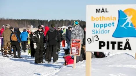 Piteborna fick njuta av den vackra vårvinterdagen ute på Norrstrands is när Bothnialoppets åkare skulle hejas fram.