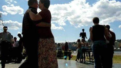 "Tänk endast på flickorna som under nuvarande förhållanden tvingas dansa med kavaljerer i vilken form de än komma, mer eller mindre berusade, som icke ens kunna sköta sig själva och det skall tolereras i vår upplysta tid", anfördes det i en insändare.