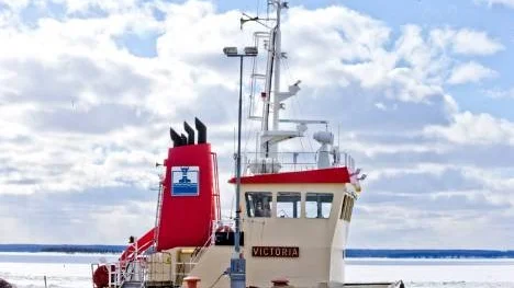 Intill kaj ligger bogserbåten Victoria med Luleå som hemmahamn. Bogseraren hyrs in säsongsvis till Haraholmen för att hålla området närmast kaj öppet.