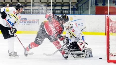 Sjunde pucken på väg in bakom Åker/Strängnäs. Här är det Aaron Ställ som "bromsfintar" in 7-3-pucken i tredje perioden.