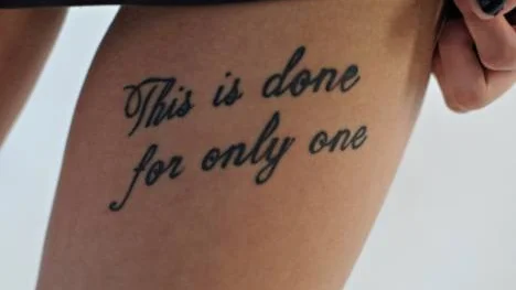 Högt upp på Sofie Tamrells vänstra lår sitter texten som var hennes första tatuering.