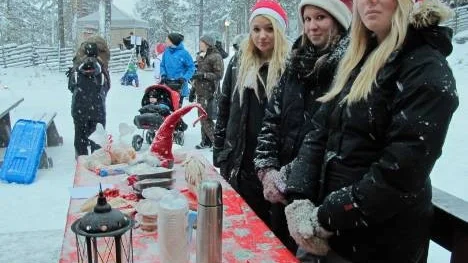 Jennifer Almström, Elin Nilsson och Moa Brynolfsson från Cookies and Cakes UF sålde hembakat fikabröd.
