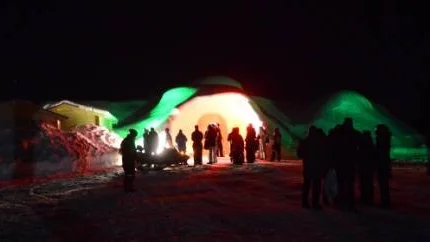 Under ett stjärnklart himlavalv reste sig Iglootel i Abborrträsk, redo att invigas.