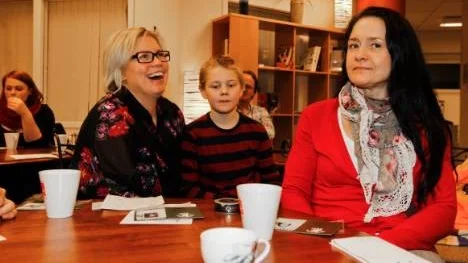 Allt fler kvinnor börjar att jaga. "Det är jätteroligt. Det behövs mer kvinnor i skogen", säger Anna-Karin Sundman som klarade teoriprovet med sonen Gustav Norén och systern Sara Andersson.