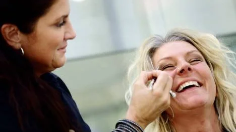 Lena Gabrielsson blir sminkad av Jeanette Pogulis inne i Gallerian.