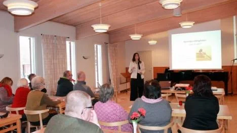 Christina Allard, som är lektor och jurist och länge har jobbat med de samiska rättigheterna är den som håller i ordet under dagen och pratar bland annat om den stiliserade bilden av samen. "Söderut är den nästan romantiskt, men här uppe är den lite mer rasistisk", säger hon.