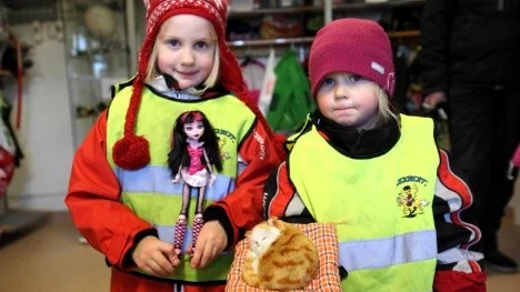 Härom dagen fick barnen ta med sig en leksak hemifrån, något som var väldigt populärt. Lisen Stenberg valde att ta med sin docka och Alicia Aapajärvi tog med sin naturtrogna kattunge.