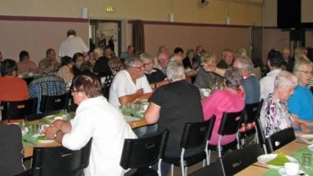 Över 100 deltagare, varav ett 30-tal från grannkommunerna Arjeplog och Arvidsjaur, mötte upp när PRO Älvsbyn nyligen anordnade surströmmingsfest i Kulturhuset i Vidsel.