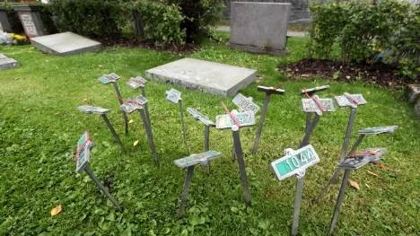 Gravnummer-pinnar har ryckts upp från flertalet gravar och körts ner i marken.
