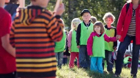 Förskoleklasserna hade försetts med reflexvästar för att inte komma bort i folkmängden.