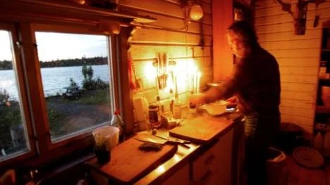 Aktivitet i köket där det ska bli viltgryta med mandelpotatis. Utanför syns Bränntjärn.
