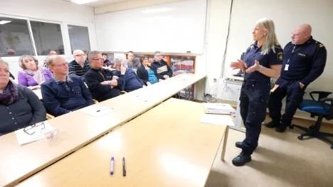 Jenny Larsson och Ulrich Johannson från Piteåpolisen levererade tips till Backenområdets bofasta om hur de gemensamt kan hålla framtida presumtiva inbrottstjuvar på avstånd.