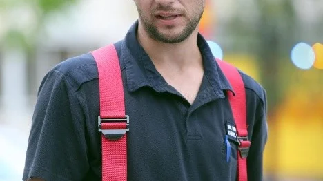Daniel Granberg, insatsledare på räddningstjänsten, kontrollerade att ingen dagvattenbrunn var placerad under den utspillda färgen.
