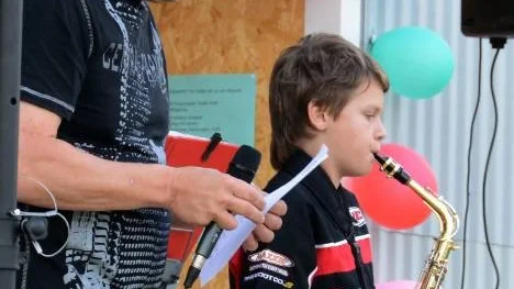 Lars-Åke Linder och sonen Viktor Linder-Björkenstam bjöd på Leonard Cohens "Hallelujah".