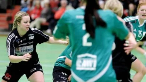 Sara Cederlund (vänster) har bidragit med välkommen rutin till ett ungt Lillpite de senaste matcherna. I går gjorde hon fem mål, men några fler framträdanden i Lillpite blir det inte i vinter.
