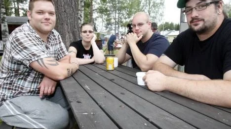 Storsundsborna Peter Nyberg, Björn Lundström och Billy Lind tog det lugnt med en kopp kaffe under dagen. Marie-Louise Nyberg (längst bort) är numera Pitebo men passade på att komma tillbaka till hembyn under helgen. "Det är kul att det händer något sådant här, det är trevligt att träffas", konstaterade gänget.