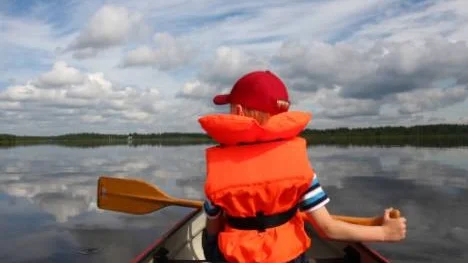 Så här hisnande spegelblankt och vackert var det under en paddeltur på älven utanför Gammelstad. Paddlaren på bilden heter Nils Vikström och är 8 år.