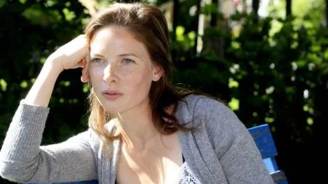 Rebecca Ferguson spelar Georges hemhjälp Maria. Ferguson, som annars jobbar mycket som skådespelare i independentfilm och även med konstfilm i Sverige och Danmark, älskar Richard Hoberts manus till "En enkel till Antibes".