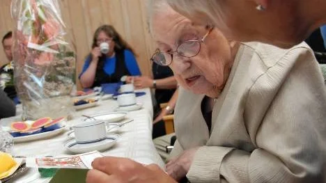 Märta Sundgren läste lyckönskningstelegrammet från kung Carl Gustaf och drottning Silvia. "Det var som faen", sa Märta och log.